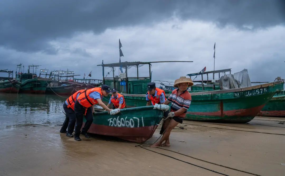 与台风赛跑，海南公安海岸警察争分夺秒防御台风“派比安”
