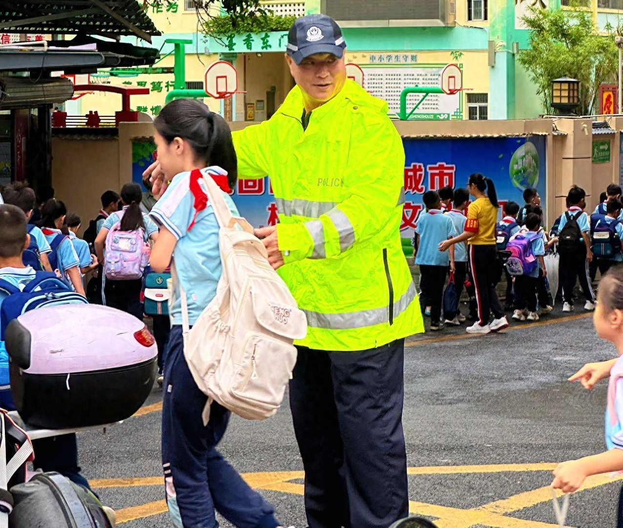 椰城交警驻点式话安全 守护平安上学路