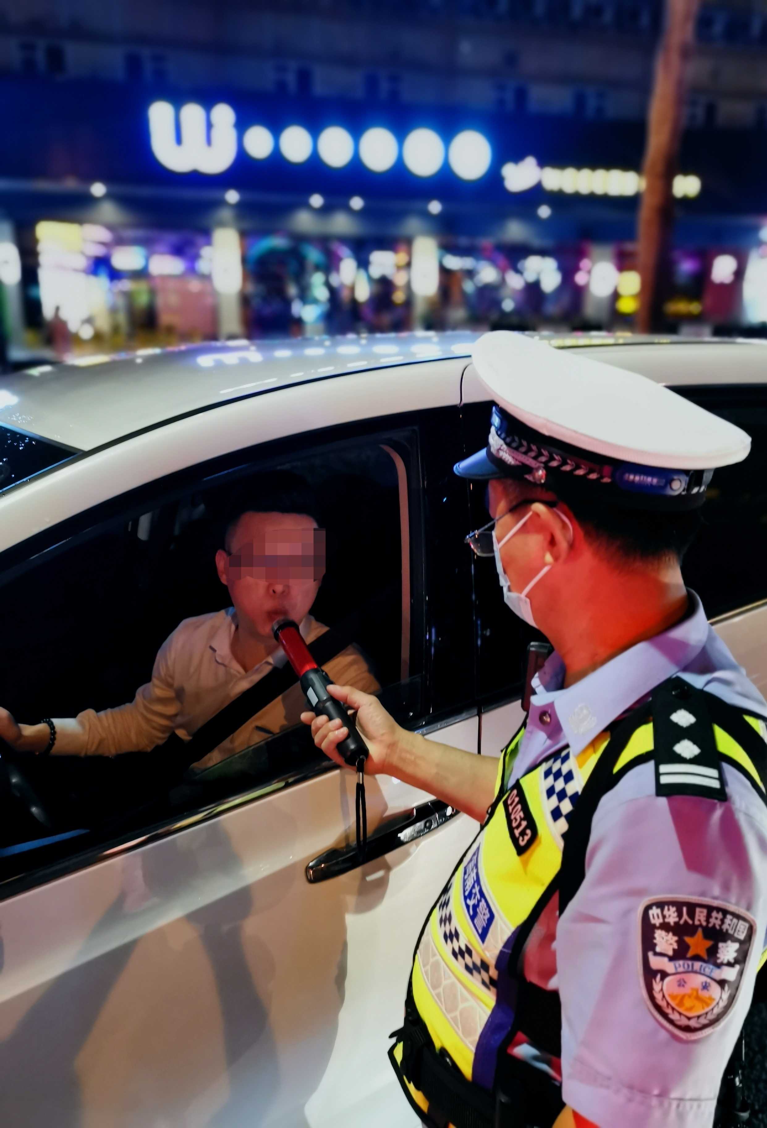 交警夜查酒驾图片高清图片